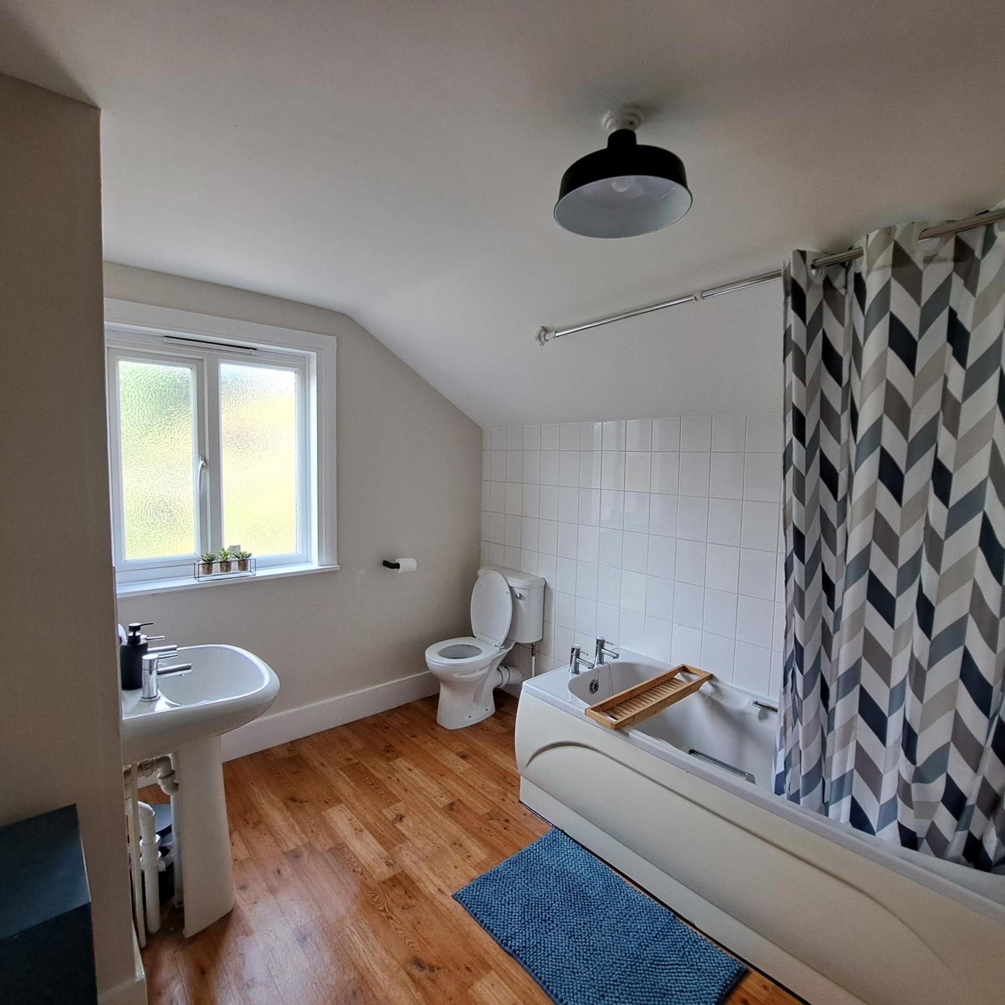 Generous 3 Bed In The Heart Of The Village Huntingdon Ngoại thất bức ảnh
