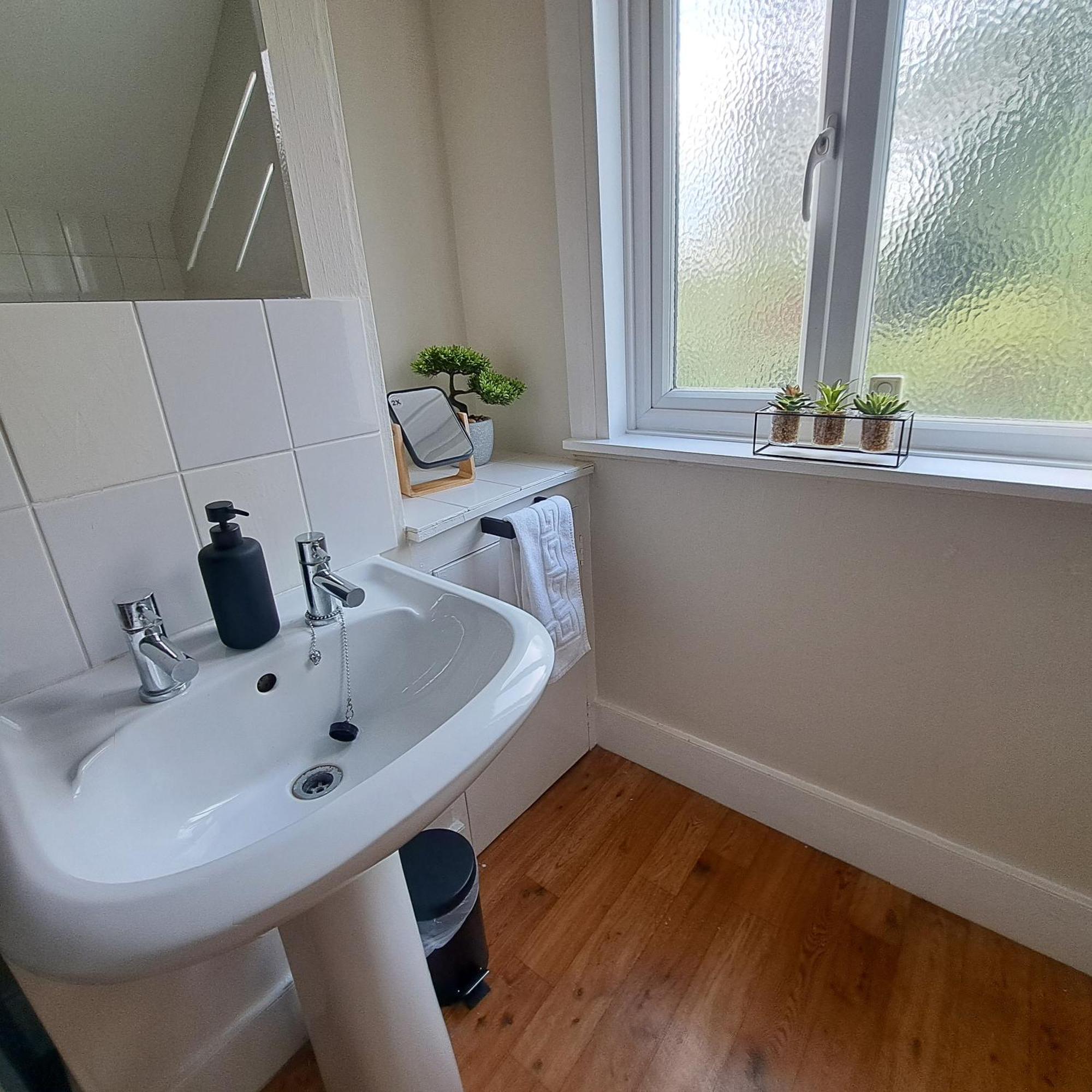 Generous 3 Bed In The Heart Of The Village Huntingdon Ngoại thất bức ảnh